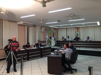 Votação de projetos e manifestação de repúdio movimentam reunião da Câmara de Rio Piracicaba.