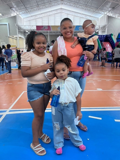 Vanessa Campos com as filhas Isis, Gabrielly e Ana Lice