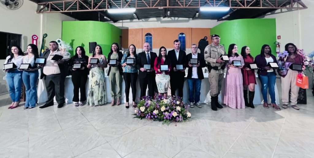 Mulheres são maioria na entrega de títulos de "Operário Padrão" promovida pela Câmara de Rio Piracicaba.
