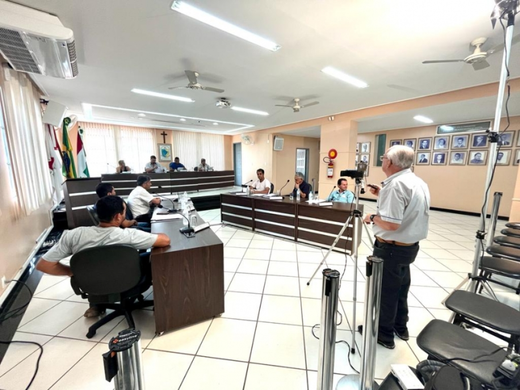 Sucessivos pedidos de cumprimento de prazo adiam votação de projetos em reunião extraordinária na Câmara de Rio Piracicaba.