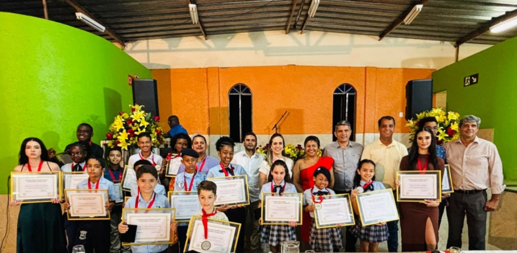 Câmara de Rio Piracicaba homenageia estudantes com Medalha do Mérito Escolar “Inêz Guedes Carneiro Dias”